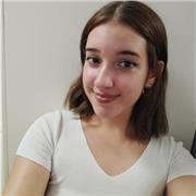 Profesora de primaria da clases de varias asignaturas entre ellas lengua, naturales, música, matemáticas